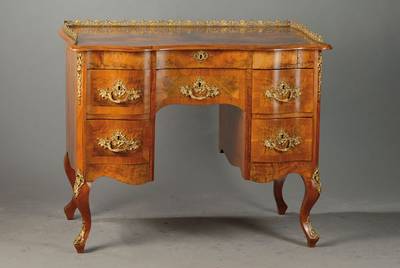 Damenschreibtisch/-sekretär, Dresdner Barock- Stil um 1880/90, Nussbaumfurnier/Wurzelnussfurnier doppelt gespiegelt verlegt, 6-schübig, oberer ...