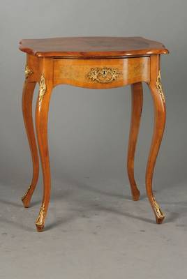 Beistelltischchen, Dresdner Barock-Stil um 1880/90, Wurzelnussfurnier gespiegelt verlegt, Zargenschub, geschwungene Beine, reicher Messingbeschlag, ...