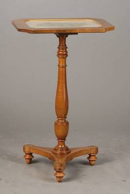 Beistelltischchen, Österreich um 1840, Mahagnonifurnier, dreifüßige Sockelplatte mit Ahornintarsien, Balustersäule, Platte mit abgeplatteten ...