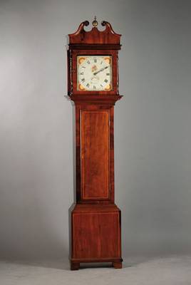Standuhr, England, um 1820, Holzgehäuse mit Fadenintarsien, floral bemaltes Zifferblatt, mass. Messingplatinenwerk, mess. Hakengang, Antrieb über ...