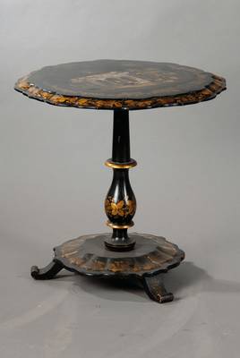 Lacktisch, England um 1900, Holz schwarz gelackt, umlaufend florale Goldstaffage, Platte und Unterplatte vielfach geschweift, mit orientalischem ...