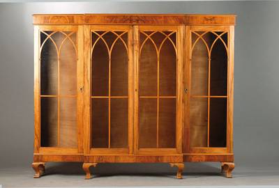 Büchervitrine, England um 1920, im gotischenBiedermeierstil, Nussbaum massiv z.T. auf Weichholzrahmen gespiegelt furniert, 4-türig, Mittelteil ...