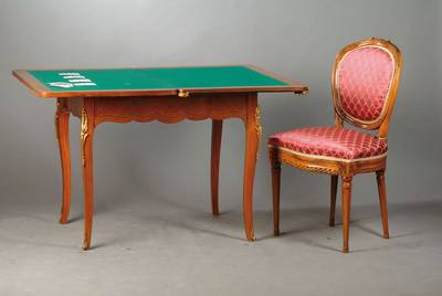 Spieltisch, Frankreich um 1920/30, dazu 2 Stühle, nach Vorbild des Louis-quinze, Rosenholz- u. Palisanderfurnier, florale Marketerie, vielfach ...