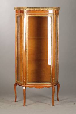 Vitrine, Frankreich um 1910, Nussbaum massiv, klassizistischer u. Louis-quinze Einfluss, Kopf mit Messinggitter u. - baldachin, eingelassene ...