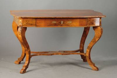 Tisch, Frankreich um 1870, Palisanderfurnier doppelt gespiegelt verlegt, Platte vielfach geschweift u. gekröpft, Zargenschub, Messingappliken, ...