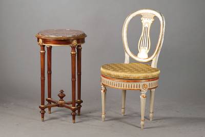 Beistelltisch mit Stuhl, Frankreich um 1870/1900, nach klassizistischem Vorbild, eingelassene Mamorplatte, Messingappliken konische elegante Beine ...