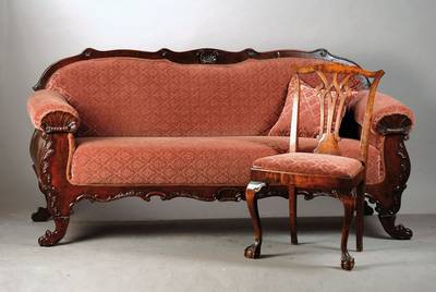Sofa und 4 Stühle und Tisch, wohl England um 1900, Chippendale-Stil, Ahorn auf Nussbaum gebeizt, Lehnenversprossung in stiltypisch abstrakter ...