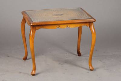 Beistelltischchen, 2.H. 20.Jh., Buche, Glasplatte auf Rattangeflecht, Cabriole-Legs, Gebr.-Sp., ca. 46x57x44 cm