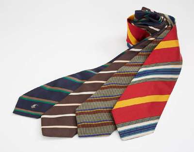 Konvolut 4 Krawatten, 1 x Polo by Ralph Lauren, 1 x Etro, 1 x Georgio Armani, 1 x Tommy Hilfiger, bunt gemustert, versch. Materialien und Längen