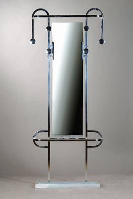 Garderobe, Frankreich, um 1930-40, Metall verchromt, mit integriertem Schirmstän der und Spiegel, Glas erneuert, Kugelverzierung, spätes Art-Deco, ...