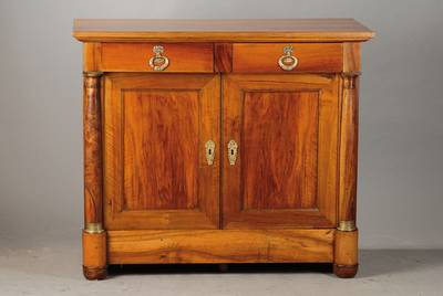Halbschrank, Frankreich um 1830/40, Nussbaum furniert, wohl im 1900 umgebaut, 2-schübig mit 2 Türen, seitl. Halbsäulen u. Kassetten mit ...