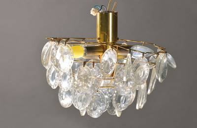 Moderne Deckenlampe mit zwei Wandlampen, deutsch, um 1965/68, Messing, in drei Stufen verlaufend angeordnet, mit Glasmedaillonsabhänger, 7 ...