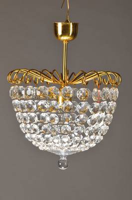 Deckenlampe, deutsch um 1965, feiner Kristallbehang in fünf Stufen, Messingmontur, eine Brennstelle, H.ca. 38cm, D.ca. 30cm