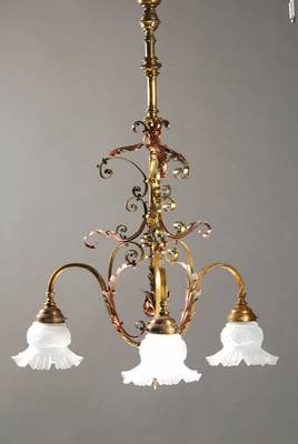 Deckenlampe, Frankreich, 1900/10, drei Brennstellen, Messing und Kupfer, Blätterdekor, mattierte Formglasschirme, H. ca. 87 cmB. ca. 55 cm, ...