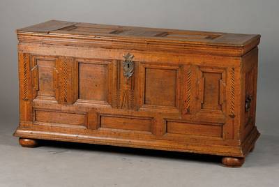 Marburger Hochzeitstruhe, um 1800, Eiche massiv, Front 7-fach kassettiert z.T. gekröpft, Bandintarsien, Münzfries u. Flachschnitzerei, ...