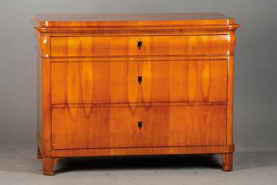 Biedermeierkommode, Sachsen-Anhalt um 1830/40, Kirschbaumfurnier 3-fach gespiegeltverlegt, Platte mit Kantprofil abfallend, erster Schub gebaucht ...