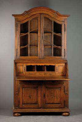 Aufsatzsekretär, deutsch um 1900, Eiche massiv, Giebel geschweift u. doppelt gekröpft,Vitrinenaufsatz 2-türig mit alter Verglasung, 2 ...
