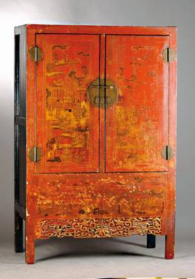 Vielzweckschrank, China, um 1900, Weichholz, auf Rahmen gearbeitet, Arbeitsteile schwarz gelackt, Front rot gelackt, mit reiner Glückssymbolik, ...