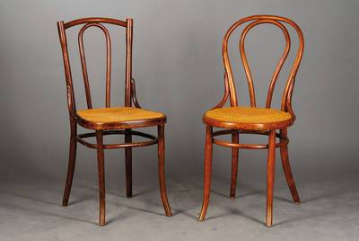 5 Thonet-Stühle, 3x Nr. 540 u. 2x Nr. 18, Thonet Mundus, 1.H.20.Jh., Buche gebogt, orig. wiener Geflecht, alle Stühle mit seitl. Verstärkungen, ...