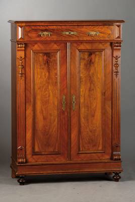 Vertiko, deutsch um 1890, Korpus Weichholz, Nussbaumfurnier, Platte 3-fach getreppt, seitl. Diamantquader, angedeutete Säulen, diese kanneliert, ...