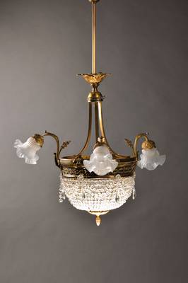 Deckenlampe, Frankreich um 1900, 6 Brennstellen, Messingrahmen im klassizistischen Stil mit Schleifen- u. Akanthusblattdekor, 3 sich abspreitzende ...