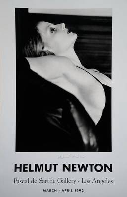 Helmut Newton, 1920 Berlin - 2004 Los Angeles, Plakat, Offset, Pascal de Sarthe Gallery, handsigniert, Blattgr. ca. 96,5x58,5 cm, min. Knick