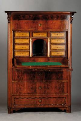 Standsekretär, süddeutsch um 1860/70, KorpusWeichholz, Pyramidenmahagonifurnier doppelt gespiegelt verlegt, Innenleben reich intarsiert in Ahorn, 3 ...