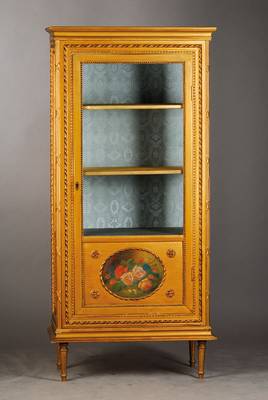 Vitrine, wohl Frankreich um 1880/90, im klassizistischem Stil, vielfach unterschiedlichst gefriest, u.a. auch in doppelter Perlleiste, 3-seitig ...