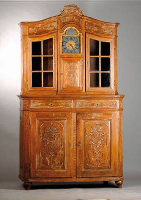 Aufsatzvitrine mit Uhr, bergisch um 1800, Eiche massiv, Giebel mit Akanthusblatt-u.- Trauben-Bekrönung, l. geschweift u. doppelt gekröpft, Aufsatz ...