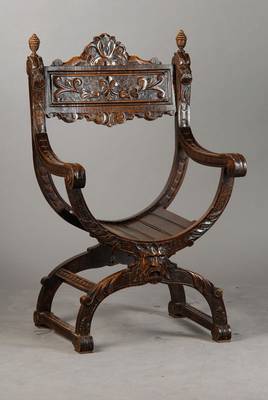 Scherenstuhl, deutsch um 1870/80, Buche auf Nussbaum gebeizt, reichlich Flachschnitzerei u.a. in Akanthusblattform, mittig mit Fratze, sehr ...