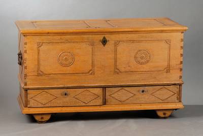 Flachdeckeltruhe, sog. Hochzeitstruhe, wohl Westfalen , dat. 1818, gezeichnet "AE","MM", Eiche hell massiv, 6-fach kassettiert, ...