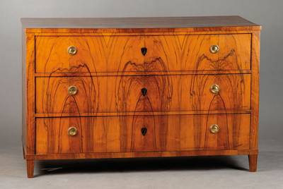 Biedermeierkommode, süddeutsch um 1810/20, Kirschbaumfurnier 3-fach gespiegelt verlegt, 3 -schübig, orig. Schlösser, keine Schlüssel, Griffe ...