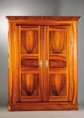 Biedermeierschrank, Baden um 1830, Nussbaum massiv, Kopf vielfach unterschiedlichst profiliert u.a. mit Halbstab u. Hohlkehle, 12-fach symmetrisch ...