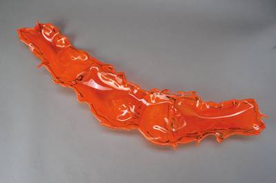 Magdalena Maihöfer, Glaskünstlerin aus Herxheim, Skizze zu orangenem Objekt, orangefarbenes Glas schwarz bemalt, betitelt und signiert, ca. 95x20cm