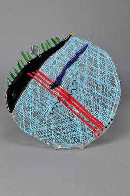 Magdalena Maihöfer, Glaskünstlerin aus Herxheim, Nestroy, Glasobjekt aus bunten Glasfäden, signiert und betitelt, D. ca. 39cm