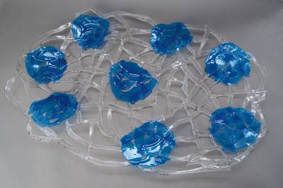 Magdalena Maihöfer, Glaskünstlerin aus Herxheim, Rosenfluße, farbloses und türkisfarbenes Glas, signiert, Unikat, ca. 91x61cm