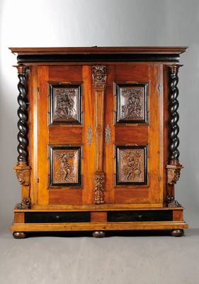 Renaissanceschrank, sog. Fassadenschrank, Augsburg um 1680, Nussbaum furniert, Weichholzkorpus, Giebel mit Wulst-Fries, vielfach getreppt mit ...