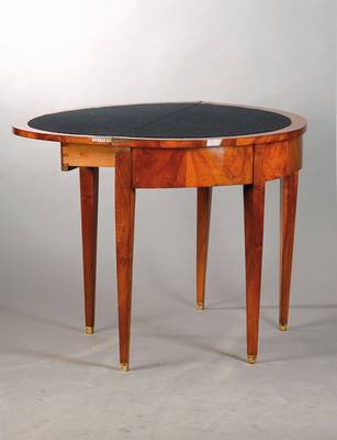 Demi-Lune-Tisch, südwestdeutsch um 1820/30, Nussbaum massiv, aufklappbar mit Stoff beschlagen und als Spieltisch verwendbar, Zargenschub für ...