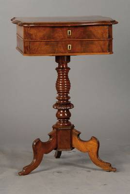 kleines Nähtischchen, um 1880, Nussbaumfurnier doppelt gespiegelt furniert, 2schübig, oben mit Einteilung und Nadelkissen, reich balustrierte ...