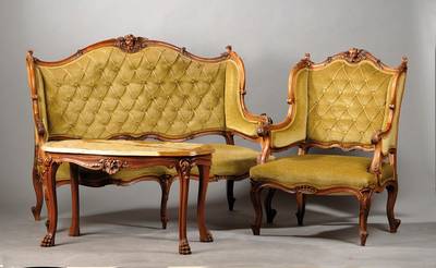 Salongruppe, deutsch um 1900, Nussbaum massiv, bestehend aus einer Bank, 2 Sessel undeinem Salontischchen, Sitzmöbel in gleichem Dekor: ...