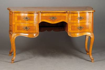 Bureau plat, wohl Italien um 1930, Nussbaum furniert z.T. massiv, Band- u. Fadenintarsien, nach barockem Vorbild, vielfach geschweift un. gebaucht, ...