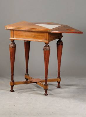Spieltisch, deutsch um 1880/90, Nussbaum furniert, Platte drehbar u. 4-fach aufklappbar, beschnitzte Mulden für Spielsteine, Balustersäulen mit ...