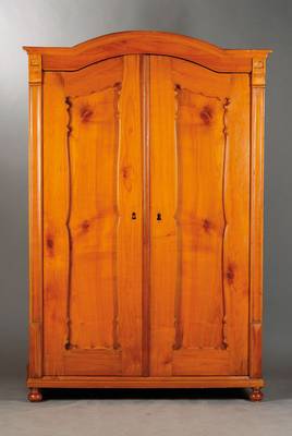 Spätbiedermeierschrank, süddeutsch um 1845/50, Kirschbaum massiv, geschweifter Giebel, Türen je einfach kassettiert mit geschwungenen Füllungen, ...