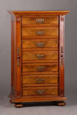 Semanière, deutsch um 1880/90, 7-schübig, seitl. Zentralverriegelung intakt, Wurzelnuss- bzw. Nussbaumfurnier auf Weichholzkorpus, Eiche ...