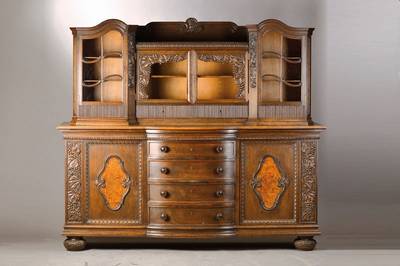 Aufsatzbuffet, deutsch, um 1925/30, wohl Niederhöfermöbel aus Edenkoben, Eiche massiv, Aufsatz frontseitig alt verglast, 4- türig, vielfach ...