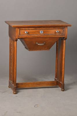 Nähtisch, Jugendstil, um 1910, Eiche massiv, 2-schübig, eine Schublade mit praktischer Einteilung, Gebr.sp., 78x68x44 cm
