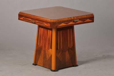 Spieltisch, deutsch, 1.H. 20.Jh., reines Art-Deco, Nussbaum-, Palisander- u. Ahornfurnier, abgeplattete Ecken u. Kanten, 4 Ausziehplatten, konischer ...