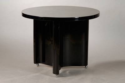 rundes Tischchen, deutsch 1.H. 20.Jh., Holz schwarz gelackt, metallene Kugelfüße, guter Zustand, sehr dekorativ, H. ca. 60 cm, D. ca. 75 cm
