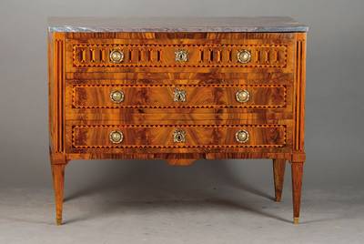 Kommode, Frankreich um 1900, Front in Pyramidenmahagonifurnier doppelt gespiegelt verlegt, 3-schübig, konische Vierkantfüße, klassizistisch ...