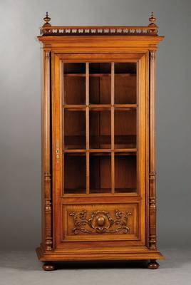 Vitrine, deutsch um 1880/90, Bekrönendes Ziergitter in Durchbrucharbeit mit Fialen, seitl. kannelierte Vollsäulen, Frontseitig alt verglast, untere ...